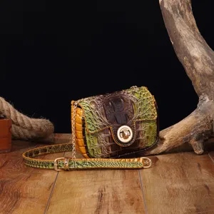 Detalle de primer plano de bolso bandolera retro para mujer con textura de cocodrilo