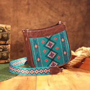 Vista detallada de un bolso bandolera de estilo bohemio occidental con motivo étnico
