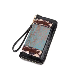 Detailansicht einer böhmischen Clutch mit geprägtem Blumen- und Leopardenmuster.