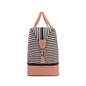 Gran bolsa de viaje a rayas con detalles de cuero vista desde un perfil lateral.