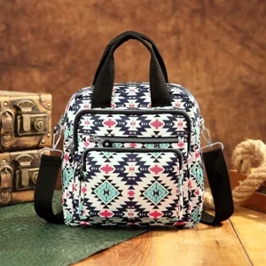 Vista detallada del colorido estampado azteca bohemio en esta mochila de gran capacidad.