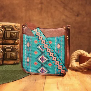Detalle de un bolso bandolera boho vintage con coloridos estampados étnicos y cuero.