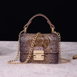 Bolso bandolera vintage con estampado de cocodrilo, cadena dorada y cierre presión.