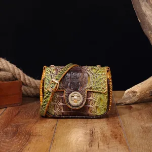 Bolso bandolera retro de cuero repujado de cocodrilo multicolor con cierre dorado.