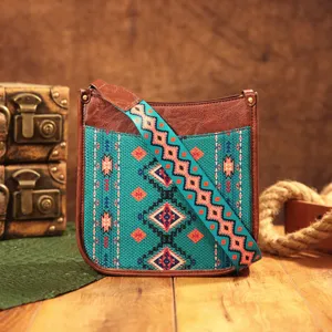 Vista detallada del bolso bandolera bohemio para mujer con correa de patrón azteca
