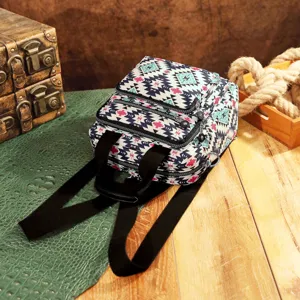 Vista detallada de mochila con estampado azteca bohemio y varios bolsillos con cremallera