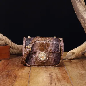 Bolso bandolera vintage de cuero con relieve de cocodrilo marrón y elegante cierre dorado