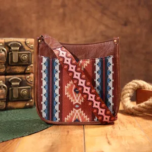 Bolso bandolera bohemio vintage con estampado tribal étnico y correa ancha de hombro.