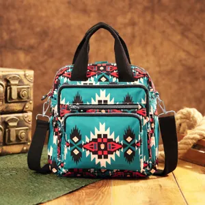 Vista detallada de mochila azteca con patrones geométricos turquesas y rojos vivos