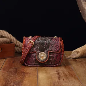 Bolso bandolera vintage premium color burdeos con motivo cocodrilo y cierre dorado