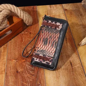 Detailansicht der Damen-Clutch im Boho-Stil mit geprägtem Schlangenmuster-Design