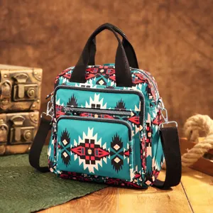 Detalle de mochila bohemia con patrón azteca y múltiples bolsillos en tela verde