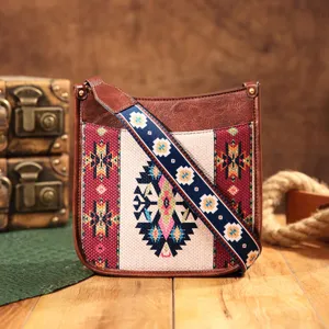 Vista detallada de un bolso bandolera boho vintage con un patrón étnico de tejido