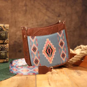 Vista detallada del bolso bandolera boho con estampado geométrico y correa