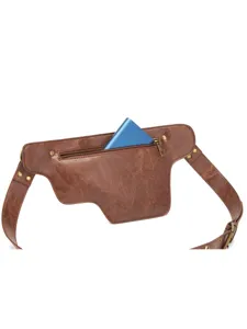 Detalle de riñonera de cuero marrón vintage con bolsillo con cremallera y accesorio azul.