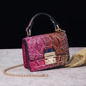 Primer plano de bolso vintage con relieve de cocodrilo multicolor y cierre dorado