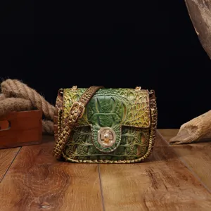 Bolso vintage verde con relieve de cocodrilo y elegante cierre giratorio dorado