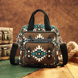 Detalle frontal del bolso de mano con estampado étnico azteca y múltiples cierres