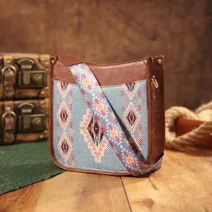 Vista detallada del patrón tejido bohemio y la textura del cuero de un bolso bandolera western