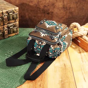 Detalle del patrón geométrico azteca bohemio en una mochila de gran capacidad para mujer