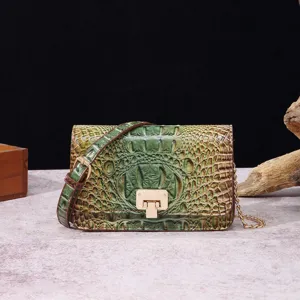 Detalle del patrón de cocodrilo verde grabado y hebilla dorada vintage de bolso