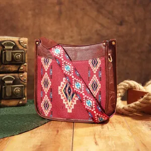 Bolso bandolera bohemio vintage con patrón tejido geométrico rojo y correa ancha