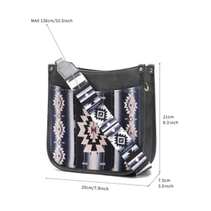 Vista detallada del bolso bandolera bohemio con estampado western y dimensiones exactas