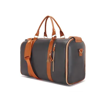 Vista detallada de una elegante bolsa de viaje de cuero PU negro y tostado para mujer
