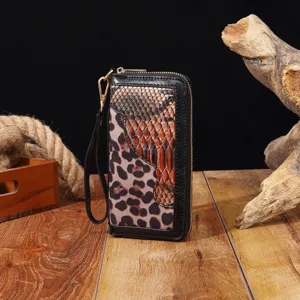 Detailansicht der Vintage-Clutch mit Leoparden- und Schlangenmuster-Prägung für Damen.
