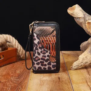 Detailansicht der Vintage-Boho-Clutch mit Schlangen- und Leopardenmuster-Textur