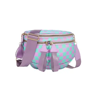 Elegante bolso bandolera de tela oxford a cuadros morados con una correa ajustable.