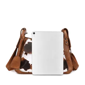 Comparación de tamaño de un bolso bandolera vintage con estampado de vaca y una tablet