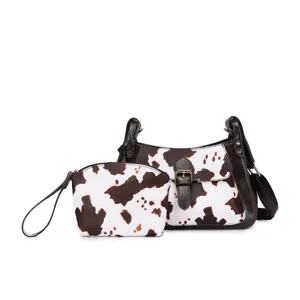Vista detallada del conjunto de bolso de hombro con estampado de vaca y muñequera