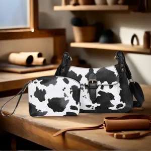 Vista detallada del conjunto de bolso de hombro y muñequera con estampado de vaca.