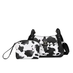 Bolso de hombro con estampado de vaca y juego de neceser con detalles retro western.