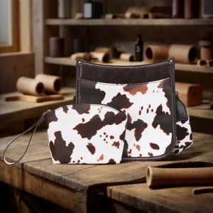 Conjunto de bolsos vintage con estampado de vaca, bandolera y clutch en un taller