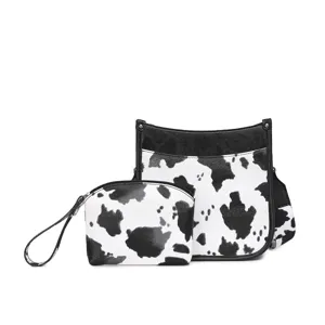 Vista detallada del bolso bandolera con estampado de vaca y conjunto de bolsos estilo boho