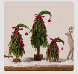 Vue détaillée de trois mini sapins de Noël en PE style Grinch avec décors rouges