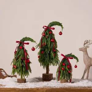 Lot de 3 mini sapins de Noël tordus style Grinch avec boules rouges et socle bois