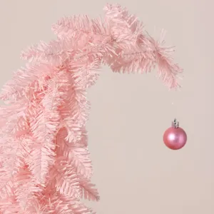 Sapin de Noël rose original avec décoration de boule assortie pour l'ambiance