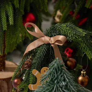 Sapin de Noël tordu unique avec branches en PE et nœud champagne pour décor de table