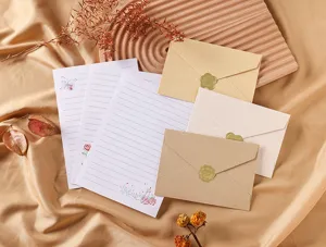 Vista detallada de sobres de lino vintage y papel de carta floral con sellos dorados