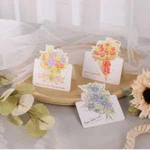 Détail de cartes de vœux florales avec citations dorées et illustrations de fleurs