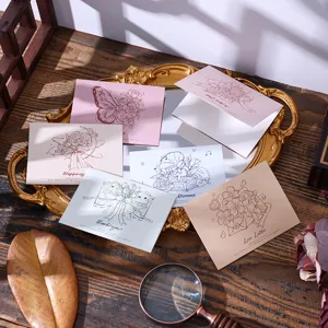 Assortiment vintage bloemenwenskaarten op een versierd goudkleurig dienblad