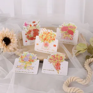 Lot de cinq cartes de vœux florales avec d'élégants détails en dorure pour les fêtes