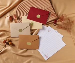 Detalle de sobres de lino retro y set de papel de carta con líneas y sellos de cera