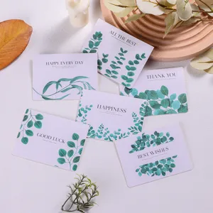 Detail van minimalistische wenskaarten met groene bladeren en diverse berichten