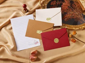 Primer plano de sobres vintage y papel de cartas con pegatinas de cera dorada