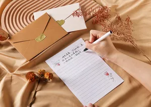 Elegante set de papelería vintage con sobres de lino y papel pautado para cartas