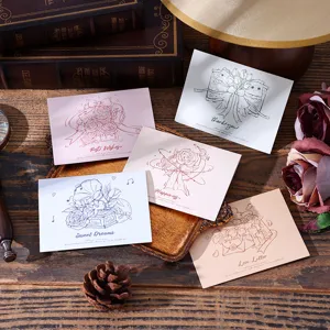 Gedetailleerde weergave van vintage bloemen wenskaarten met elegante goud- en pasteltinten.